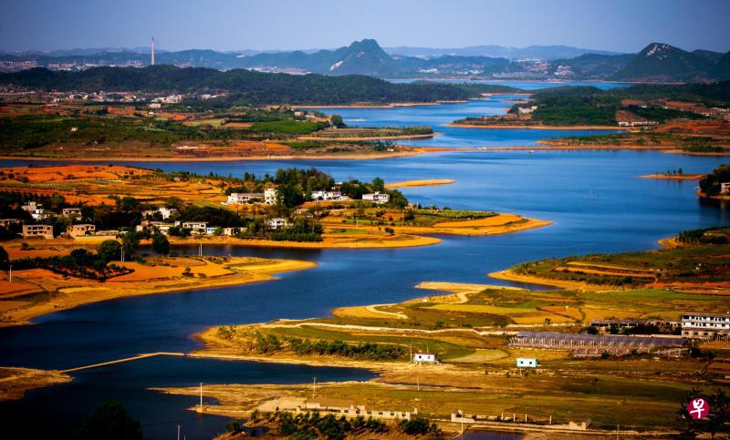 在贵安新区成立之初,就立志要高标准做好山水田园文章,让山水凝聚人气、文化聚集文气、田园汇集财气,使贵安新区成为多彩贵州最亮的风景眼、最美的落地窗。(黔新摄) 在贵安新区成立之初,就立志要高标准做好山水田园文章,让山水凝聚人气、文化聚集文气、田园汇集财气,使贵安新区成为多彩贵州最亮的风景眼、最美的落地窗。(黔新摄)