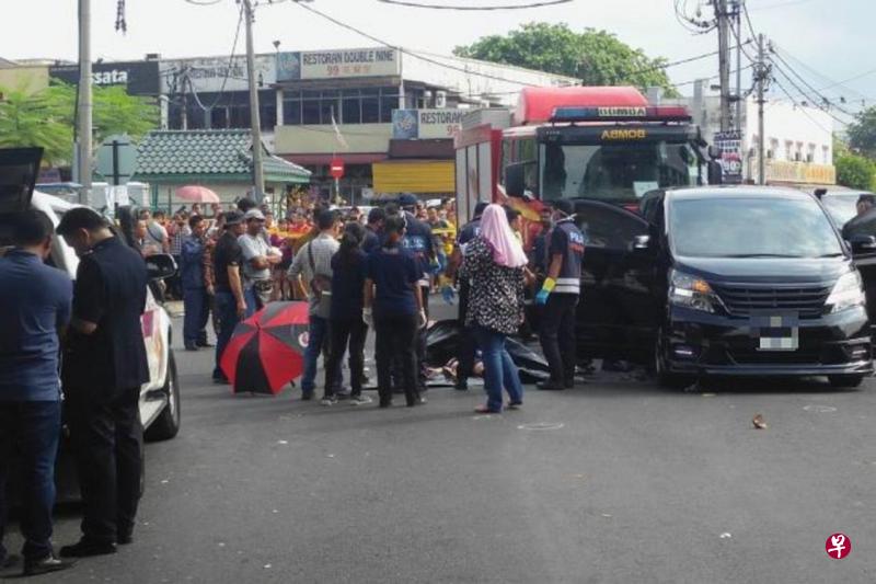 大批警方人员在现场展开调查。(星洲日报) 大批警方人员在现场展开调查。(星洲日报)