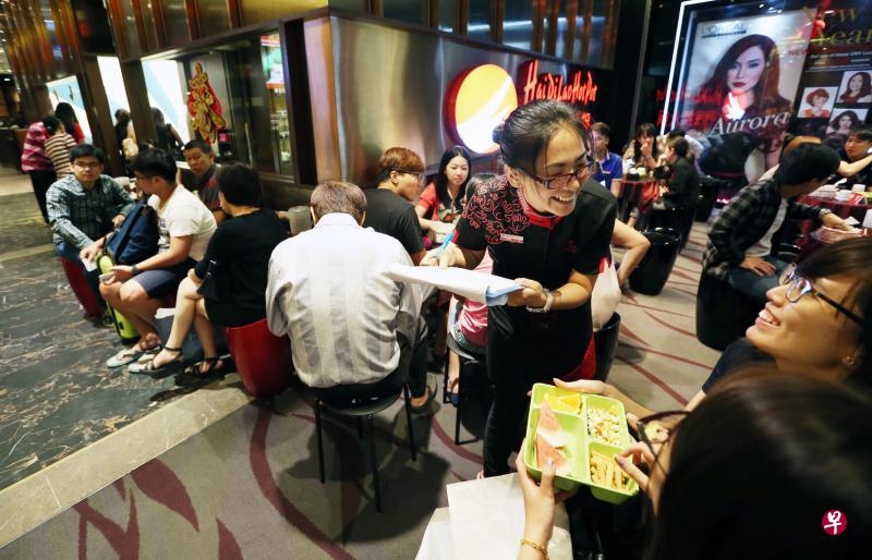 在海底捞火锅餐厅等候就餐的时候,顾客可免费品尝卡通饼干和水果、阅读书籍和报刊、下棋或者玩小游戏等。不仅如此,对于女性顾客,其餐厅也会有专门的美甲师提供免费美甲服务。(档案照片) 在海底捞火锅餐厅等候就餐的时候,顾客可免费品尝卡通饼干和水果、阅读书籍和报刊、下棋或者玩小游戏等。不仅如此,对于女性顾客,其餐厅也会有专门的美甲师提供免费美甲服务。(档案照片)