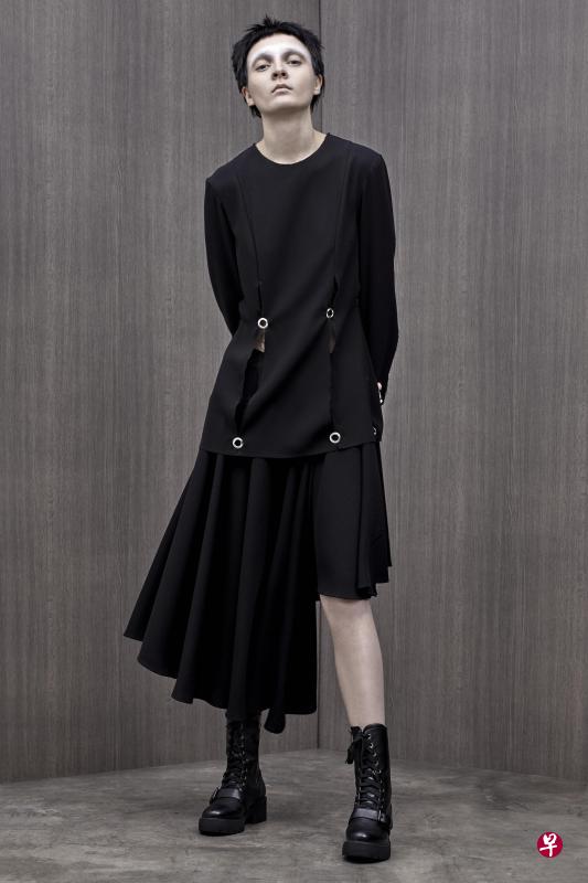 陈书林的时装品牌MAX.TAN款式上不拘泥于性别,有忠诚的男女消费者。 陈书林的时装品牌MAX.TAN款式上不拘泥于性别,有忠诚的男女消费者。