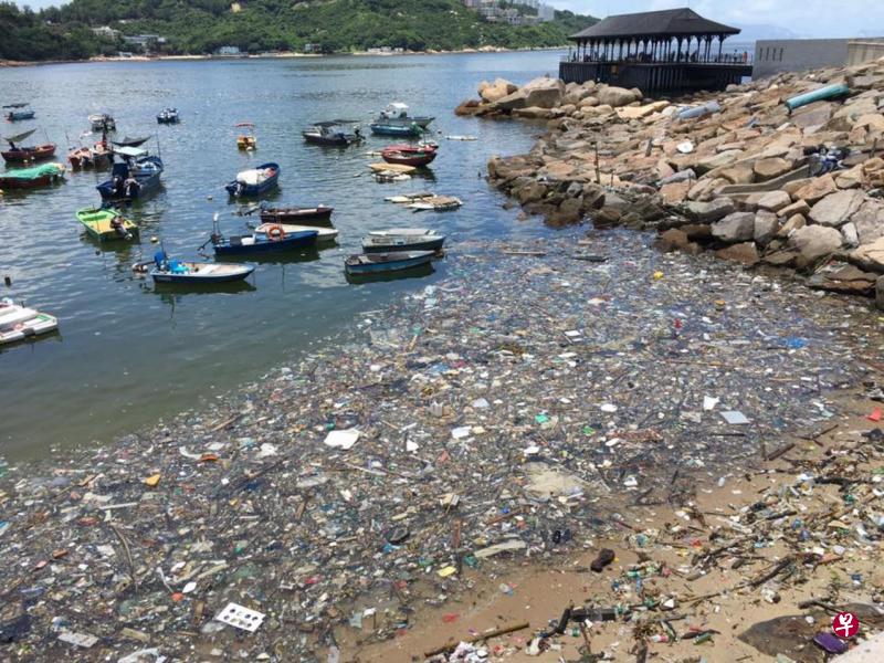 香港大屿山稔树湾、长洲、石澳、长沙泳滩等其他沿岸地区，出现大量疑似漂浮自中国大陆的垃圾。（互联网）