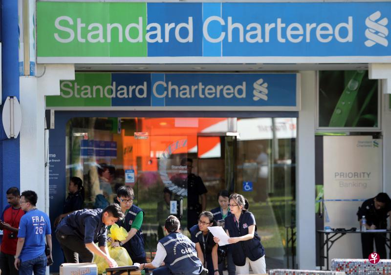 荷兰村的渣打银行昨天发生抢劫案,多名警员到场搜证。(谢智扬摄) 荷兰村的渣打银行昨天发生抢劫案,多名警员到场搜证。(谢智扬摄)