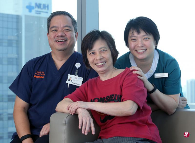 吴惠音(中)在接受改良后的子宫切除术后,除了肚子有点胀风,没有任何不适即可在当天出院,无需留院观察。在她身旁的是国大医院肿瘤部妇产科高级顾问医生黄纯耀(左)和临床专科护士余妙婷。(邬福梁摄) 吴惠音(中)在接受改良后的子宫切除术后,除了肚子有点胀风,没有任何不适即可在当天出院,无需留院观察。在她身旁的是国大医院肿瘤部妇产科高级顾问医生黄纯耀(左)和临床专科护士余妙婷。(邬福梁摄)