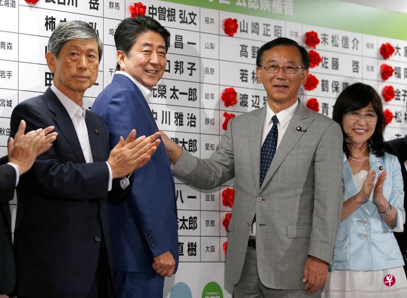 执政联盟在参议院选举中取得压倒性胜利,安倍(左二)和自民党领袖们都喜不自胜。(路透社) 执政联盟在参议院选举中取得压倒性胜利,安倍(左二)和自民党领袖们都喜不自胜。(路透社)