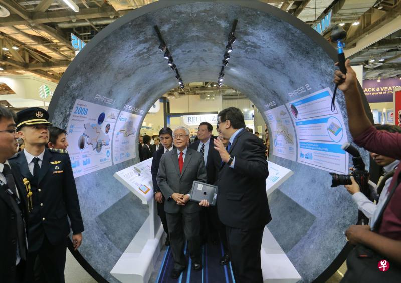 陈庆炎总统(左二)昨天在世界城市峰会、新加坡国际水资源周及新加坡洁净环境峰会开幕仪式后,参观我国深隧道阴沟系统项目的发展进程。(谢智扬摄) 陈庆炎总统(左二)昨天在世界城市峰会、新加坡国际水资源周及新加坡洁净环境峰会开幕仪式后,参观我国深隧道阴沟系统项目的发展进程。(谢智扬摄)