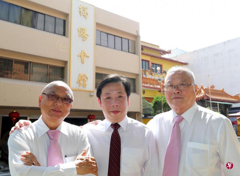 揭阳会馆会长洪静源(左)和会务顾问黄南德(右)全力支持张伟伟(中)出任潮州总会轮值会长。(邬福梁摄) 揭阳会馆会长洪静源(左)和会务顾问黄南德(右)全力支持张伟伟(中)出任潮州总会轮值会长。(邬福梁摄)