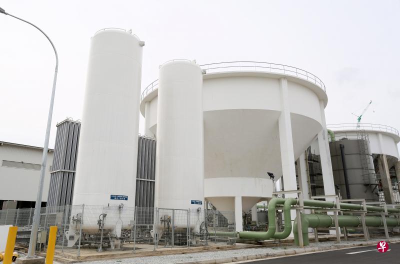 新加坡目前有两座海水淡化厂,第三座和第四座水厂预计在2017年和2019年投入运作。图为本地第二座海水淡化厂——大泉海水淡化厂的后期净化水处理系统。(资料图) 新加坡目前有两座海水淡化厂,第三座和第四座水厂预计在2017年和2019年投入运作。图为本地第二座海水淡化厂——大泉海水淡化厂的后期净化水处理系统。(资料图)