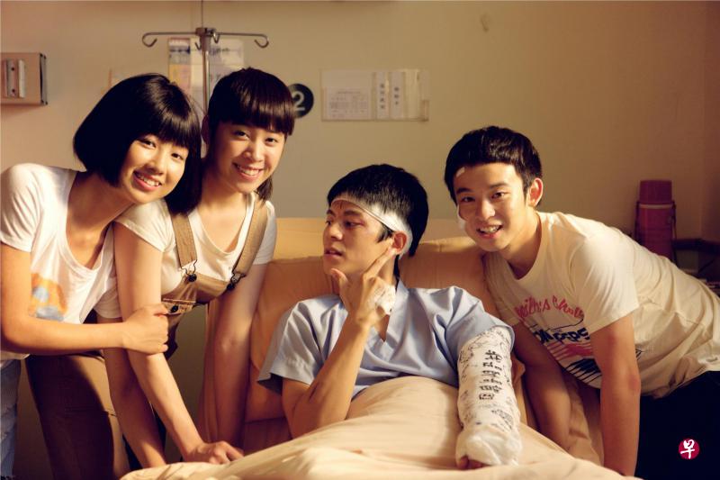 →《六弄咖啡馆》颜卓灵(左起)、欧阳妮妮、林柏宏和董子健饰演高中的同班好友。 →《六弄咖啡馆》颜卓灵(左起)、欧阳妮妮、林柏宏和董子健饰演高中的同班好友。