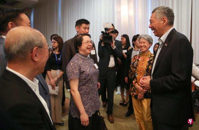 李显龙总理和夫人何晶(右二)昨天与在蒙古工作了11年的陈怡宁(左)交谈,了解她在蒙古的生活。(海峡时报) 李显龙总理和夫人何晶(右二)昨天与在蒙古工作了11年的陈怡宁(左)交谈,了解她在蒙古的生活。(海峡时报)
