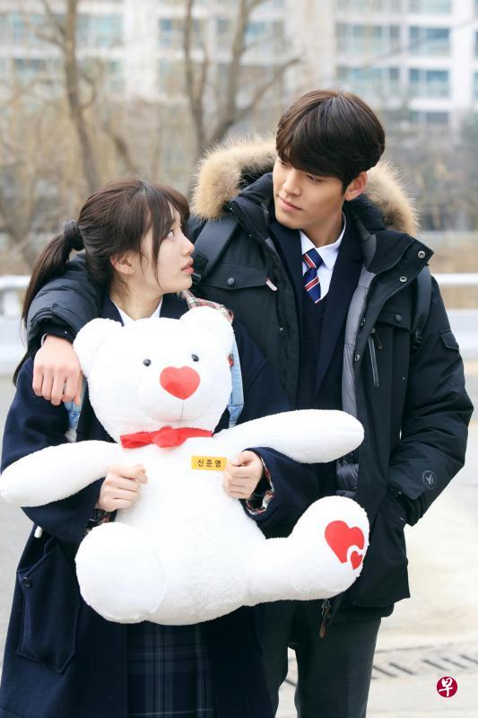 金宇彬(右)和秀智在《任意依恋》里大谈恋爱。(星和视界提供) 金宇彬(右)和秀智在《任意依恋》里大谈恋爱。(星和视界提供)