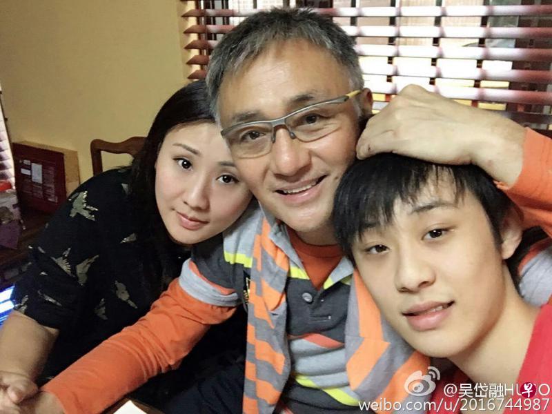 吴岱融与妻子、儿子。