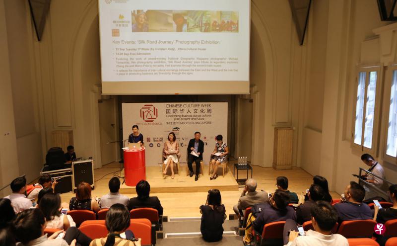 Camellia文化商务中心创办人李颍(左二起)、新加坡设计理事会执行理事长何杰和中国文化中心主任马红英在首次举办的国际华人文化周新闻发布会上,与媒体和文化界人士分享活动的宗旨和详情。(邬福梁摄) Camellia文化商务中心创办人李颍(左二起)、新加坡设计理事会执行理事长何杰和中国文化中心主任马红英在首次举办的国际华人文化周新闻发布会上,与媒体和文化界人士分享活动的宗旨和详情。(邬福梁摄)
