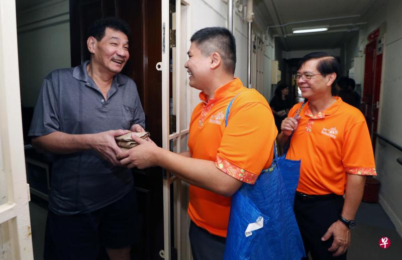 陈停必(左一)每月一次会收到免费素食餐,哥本峇鲁民众俱乐部的社区厨房明年启用后,他就可以前去享用免费午餐。(邬福梁摄) 陈停必(左一)每月一次会收到免费素食餐,哥本峇鲁民众俱乐部的社区厨房明年启用后,他就可以前去享用免费午餐。(邬福梁摄)