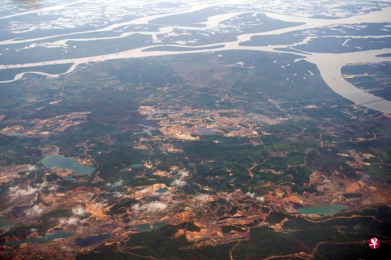 在东加里曼丹上空拍摄的照片显示,大片面积满是被翻开的黄土,那就是废弃的矿坑。采矿作业之后,环境修复显然被忽视了。(路透社) 在东加里曼丹上空拍摄的照片显示,大片面积满是被翻开的黄土,那就是废弃的矿坑。采矿作业之后,环境修复显然被忽视了。(路透社)