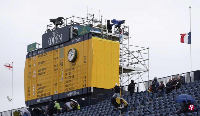 将观众席上的法国国旗降半旗,英国高球公开赛向尼斯恐袭死者致意。(路透社) 将观众席上的法国国旗降半旗,英国高球公开赛向尼斯恐袭死者致意。(路透社)