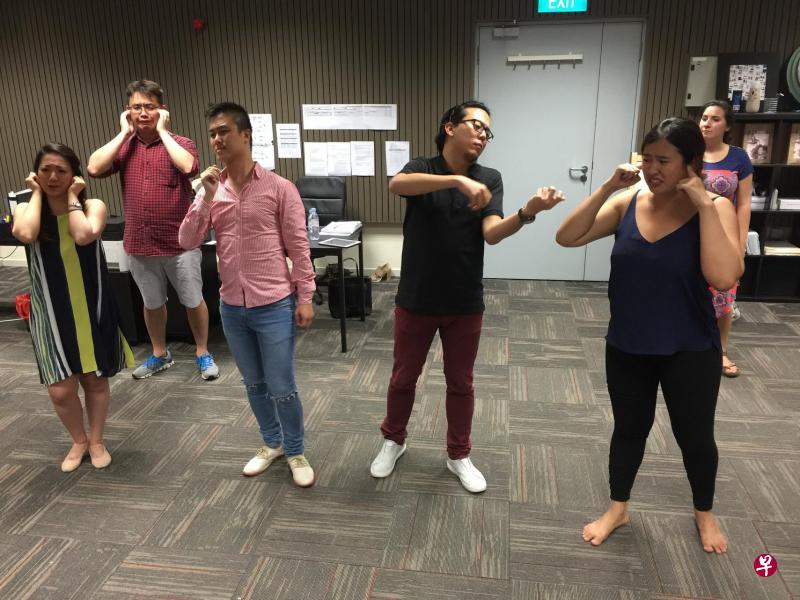 新歌剧团演员们在排练《地狱中的奥尔菲斯》。 新歌剧团演员们在排练《地狱中的奥尔菲斯》。