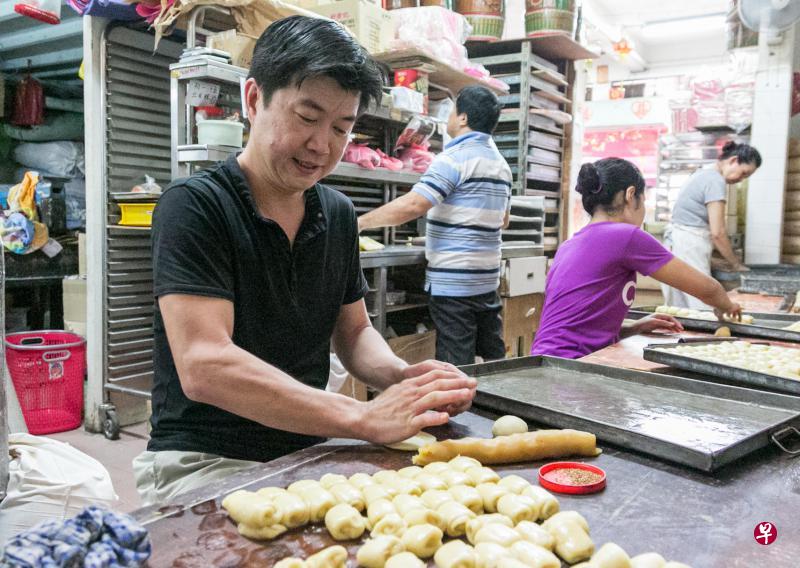 林广进希望传承和保留各籍贯传统礼饼中那份浓郁的人情味。(徐颖荃摄) 林广进希望传承和保留各籍贯传统礼饼中那份浓郁的人情味。(徐颖荃摄)