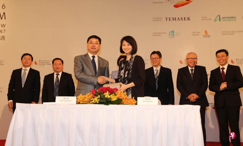 通商中国总裁孙雪玲(前排右)与中国互联网发展基金会秘书长秦昌桂(前排左)昨午分别代表所属机构签署战略合作谅解备忘录,以加强新中两国在国际与双边互联网科技领域的合作。(邬福梁摄) 通商中国总裁孙雪玲(前排右)与中国互联网发展基金会秘书长秦昌桂(前排左)昨午分别代表所属机构签署战略合作谅解备忘录,以加强新中两国在国际与双边互联网科技领域的合作。(邬福梁摄)