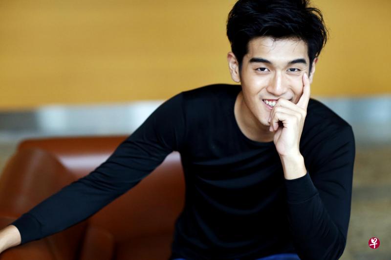 向洋凭阳光帅气的外形和性感、磁性的嗓音征服《中国新声音》四名导师和现场观众。(陈渊庄摄) 向洋凭阳光帅气的外形和性感、磁性的嗓音征服《中国新声音》四名导师和现场观众。(陈渊庄摄)