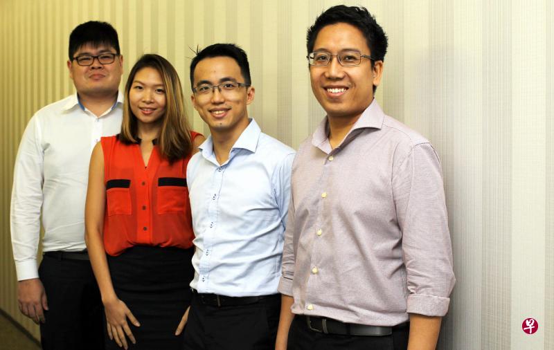 在互借调职员计划下,过去担任财政部经济策略单位主管的陈宗媚(左二)调到电子与电器工业工友联合会,职总职员阿扎鲁丁(右一)调到人力部任职。公务员李振辉(左一)和梁伟祥(右二)则参加工会实践计划,每周到工会开会。(林泽锐摄) 在互借调职员计划下,过去担任财政部经济策略单位主管的陈宗媚(左二)调到电子与电器工业工友联合会,职总职员阿扎鲁丁(右一)调到人力部任职。公务员李振辉(左一)和梁伟祥(右二)则参加工会实践计划,每周到工会开会。(林泽锐摄)