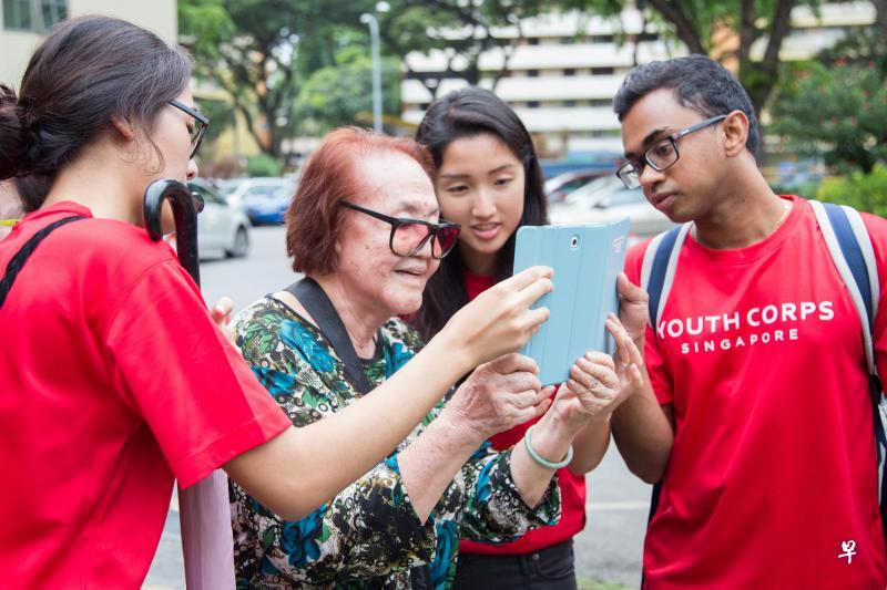 青年义工们与年长者到访大巴窑,运用平板电脑摄像功能捕捉风景。 青年义工们与年长者到访大巴窑,运用平板电脑摄像功能捕捉风景。