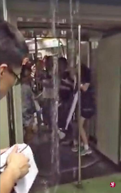 一列从金文泰站到欧南园站的东西线地铁列车,前天傍晚冷气通风口不断漏水,车厢地板也开始积水,乘客纷纷闪避。(新明日报) 一列从金文泰站到欧南园站的东西线地铁列车,前天傍晚冷气通风口不断漏水,车厢地板也开始积水,乘客纷纷闪避。(新明日报)