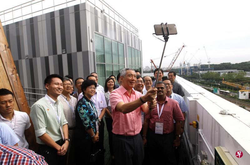 李显龙总理昨天参观建设局崭新的天穹实验室,与出席开幕礼的业内人士自拍大合照。(林泽锐摄) 李显龙总理昨天参观建设局崭新的天穹实验室,与出席开幕礼的业内人士自拍大合照。(林泽锐摄)