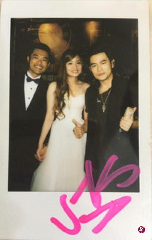 周杰伦(右)与新婚夫妻合照留念。(微博图) 周杰伦(右)与新婚夫妻合照留念。(微博图)