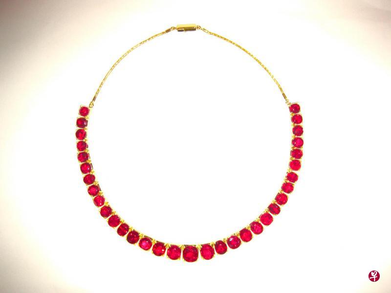 ·缅甸红宝石 去年,DeGem展示了重达950克拉的缅甸红宝石原石,让人印象深刻。今年,它的首饰一样珍贵,如这条由33颗总计82克拉,未经处理、未经加热的红宝石组成的项链。 ·缅甸红宝石 去年,DeGem展示了重达950克拉的缅甸红宝石原石,让人印象深刻。今年,它的首饰一样珍贵,如这条由33颗总计82克拉,未经处理、未经加热的红宝石组成的项链。