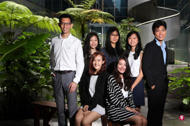 报业控股新闻从业奖学金七位得主,将在本地和海外大学深造。他们是:张汐莹(前排左起)、李庚洧、黄敬仁(后排左起)、林佳慧、洪晴、黄诗颖和杨家轩。(陈渊庄摄) 报业控股新闻从业奖学金七位得主,将在本地和海外大学深造。他们是:张汐莹(前排左起)、李庚洧、黄敬仁(后排左起)、林佳慧、洪晴、黄诗颖和杨家轩。(陈渊庄摄)