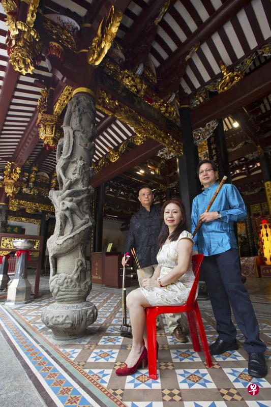 赵剑华（左起）、瞿建青和陈财忠周末在天福宫庭院演出“闽风华乐”（曾道明摄影）