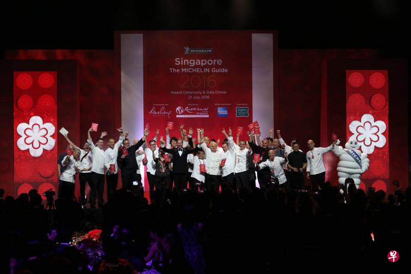 第一本《新加坡米其林指南》前晚发布,本地29家餐馆和小贩,站在同一个舞台上,共享荣誉。 第一本《新加坡米其林指南》前晚发布,本地29家餐馆和小贩,站在同一个舞台上,共享荣誉。