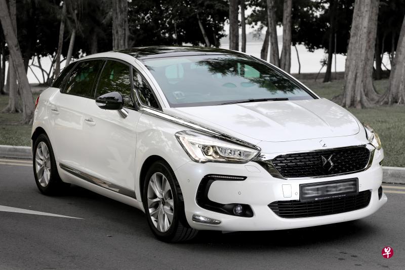 全景天窗 车顶的三片式全景天窗设计很独特,司机座和前座乘客有各自的独立天窗,可通过与扶手部分按钮,呼应设在车顶的按钮操控开关。后座还有另一片天窗,采光十足。相比市场其他同样有大小天窗的车款,DS 5的天窗设计无疑一流。 全景天窗 车顶的三片式全景天窗设计很独特,司机座和前座乘客有各自的独立天窗,可通过与扶手部分按钮,呼应设在车顶的按钮操控开关。后座还有另一片天窗,采光十足。相比市场其他同样有大小天窗的车款,DS 5的天窗设计无疑一流。