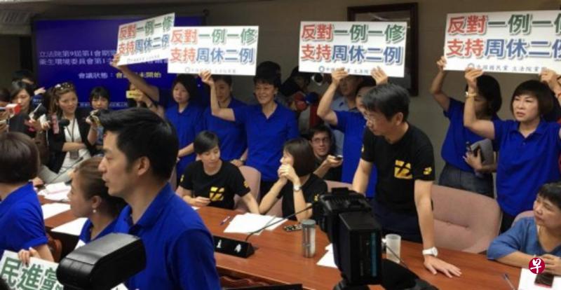 ▲台湾立法院卫生环境委员会7月21日审查“一例一休”《劳动基准法》修正案,国民党(蓝衣)与时代力量党团(黑衣)霸占主席台,要求突然神隐的民进党立委林淑芬现身主持会议。(台湾《自由时报》) ▲台湾立法院卫生环境委员会7月21日审查“一例一休”《劳动基准法》修正案,国民党(蓝衣)与时代力量党团(黑衣)霸占主席台,要求突然神隐的民进党立委林淑芬现身主持会议。(台湾《自由时报》)