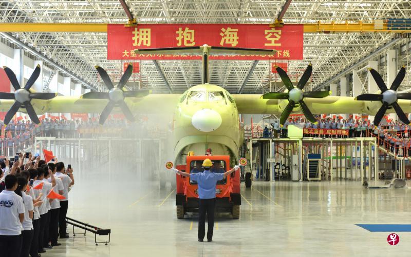 大型灭火/水上救援水陆两栖飞机AG600昨天在珠海总装下线。该机20秒内可一次汲水12吨,单次救火面积可达4000余平方米,抗浪能力不低于2米,水上应急救援一次可救护50名遇险人员。(新华社) 大型灭火/水上救援水陆两栖飞机AG600昨天在珠海总装下线。该机20秒内可一次汲水12吨,单次救火面积可达4000余平方米,抗浪能力不低于2米,水上应急救援一次可救护50名遇险人员。(新华社)