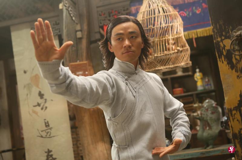 王宝强在《道士下山》扮演不谙世事的小道士,因道观闹粮荒听从师傅的要求下山,一脚踏进光怪陆离的万丈红尘之中。(天映频道提供) 王宝强在《道士下山》扮演不谙世事的小道士,因道观闹粮荒听从师傅的要求下山,一脚踏进光怪陆离的万丈红尘之中。(天映频道提供)