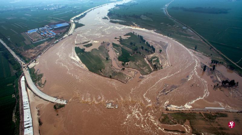 ▲河北邢台洪水漫过河堤决口,大片村庄田地公路陷入一片汪洋。(路透社) ▲河北邢台洪水漫过河堤决口,大片村庄田地公路陷入一片汪洋。(路透社)