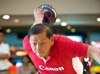 我国残疾保龄球国手吴振帼,打保龄球时的英姿。(受访者提供) 我国残疾保龄球国手吴振帼,打保龄球时的英姿。(受访者提供)