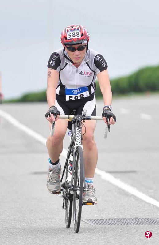 衷晓炜2014年从台湾来新,从事金融业,作家 衷晓炜2014年从台湾来新,从事金融业,作家