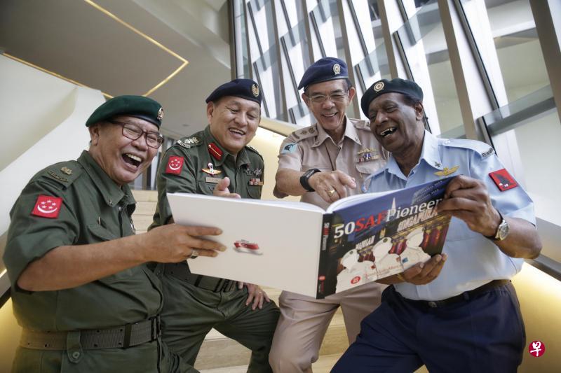 退役军人(左起)易卜拉欣、林耀平、黄高勋及哈尼法与另外46名建国一代武装部队人员出版了一本纪念册,里头也收藏了他们当年在军中的照片。(海峡时报) 退役军人(左起)易卜拉欣、林耀平、黄高勋及哈尼法与另外46名建国一代武装部队人员出版了一本纪念册,里头也收藏了他们当年在军中的照片。(海峡时报)