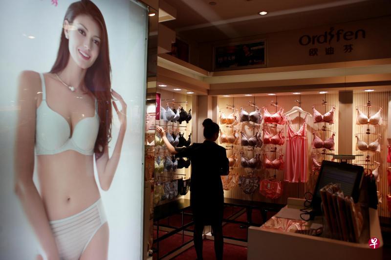 国际高档女性内衣品牌纷纷进驻中国,与本土品牌争夺市场。这是中国国产品牌欧迪芬在深圳的一家门店。(路透社) 国际高档女性内衣品牌纷纷进驻中国,与本土品牌争夺市场。这是中国国产品牌欧迪芬在深圳的一家门店。(路透社)