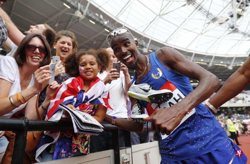 法拉赫(右)赛后和支持者合影。(路透社) 法拉赫(右)赛后和支持者合影。(路透社)