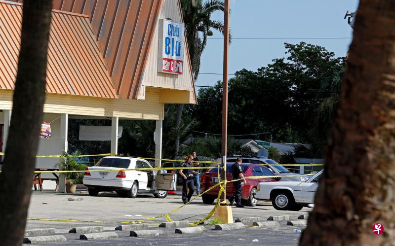在佛州的迈尔斯堡市,这家夜店周一凌晨发生枪击案,天亮后警员还在现场继续搜证。(路透社) 在佛州的迈尔斯堡市,这家夜店周一凌晨发生枪击案,天亮后警员还在现场继续搜证。(路透社)