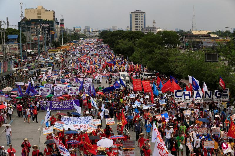 杜特尔特在发表演讲时,上万人在国会大厦附近游行,表达对他的支持。这与历届总统发表国情咨文时都有团体示威闹场的情景不同。(路透社) 杜特尔特在发表演讲时,上万人在国会大厦附近游行,表达对他的支持。这与历届总统发表国情咨文时都有团体示威闹场的情景不同。(路透社)