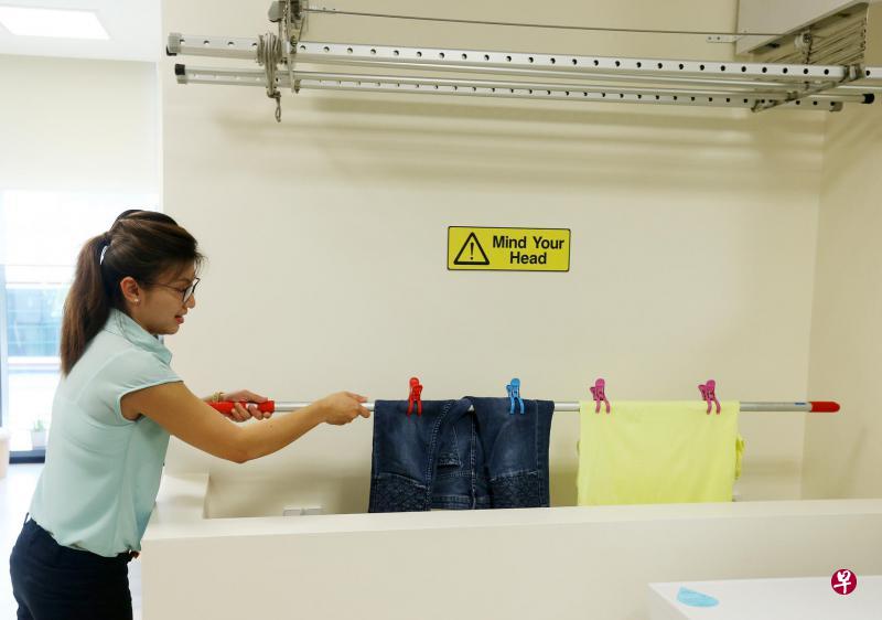 新加坡中央医院职能治疗师的医疗设施有“示范单位”,可教导家庭主妇病患做家务的正确姿势。 新加坡中央医院职能治疗师的医疗设施有“示范单位”,可教导家庭主妇病患做家务的正确姿势。