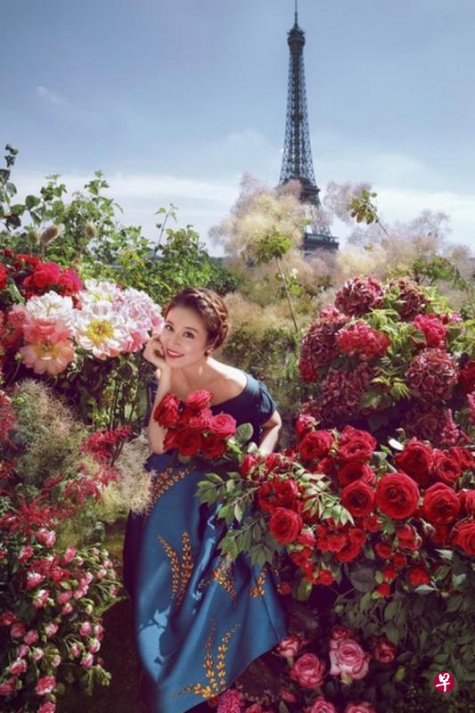 林心如日前在巴黎拍的美照曝光,她在花海中绽放幸福笑容。 林心如日前在巴黎拍的美照曝光,她在花海中绽放幸福笑容。