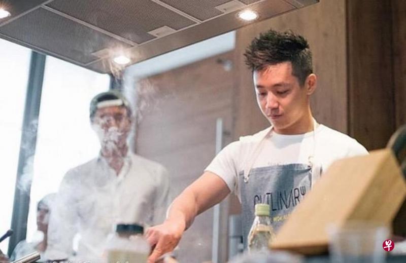 李健进在一次的烹饪会上，示范如何烹煮食物。