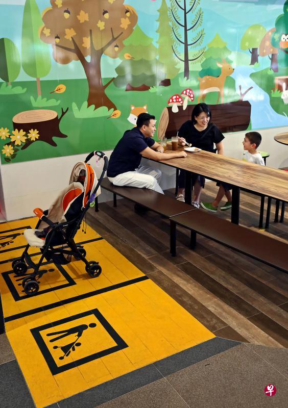 图为武吉班让小贩中心内的特设空间,让家长安全停放婴儿车。 图为武吉班让小贩中心内的特设空间,让家长安全停放婴儿车。