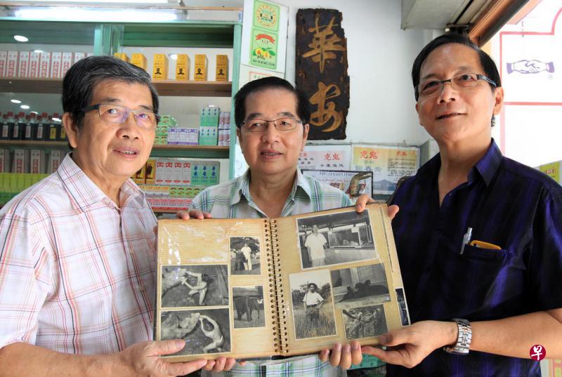 华安药行第三代掌门人董国荣(右)认为若商业决定会破坏和谐,他宁愿以亲人的感受为先。他目前和两名哥哥董国锴(左)和董国光一起管理这家有百年历史的药油店。(档案照片) 华安药行第三代掌门人董国荣(右)认为若商业决定会破坏和谐,他宁愿以亲人的感受为先。他目前和两名哥哥董国锴(左)和董国光一起管理这家有百年历史的药油店。(档案照片)