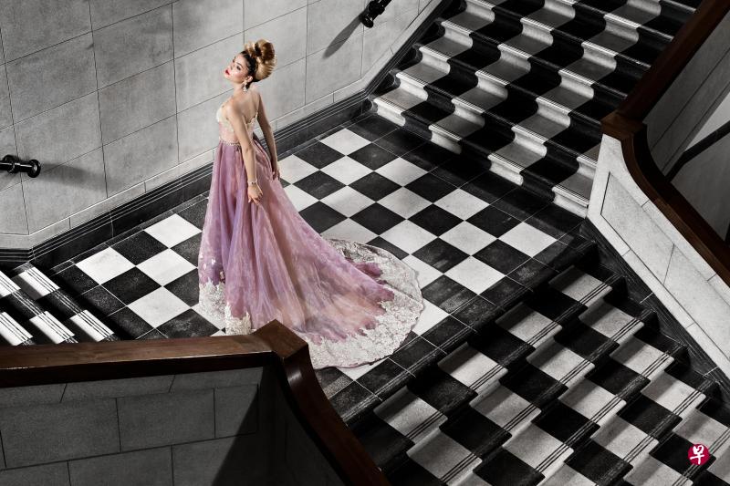 张成辉的作品,为女性打造云端上的梦,唤回她们少女时期对华美霓裳的渴望。(Leonard Chua摄影;Upfront Models模特) 张成辉的作品,为女性打造云端上的梦,唤回她们少女时期对华美霓裳的渴望。(Leonard Chua摄影;Upfront Models模特)